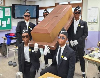 논란이 된 의정부고 ‘관짝소년단’ 패러디. 출처|의정부고 학생자치회