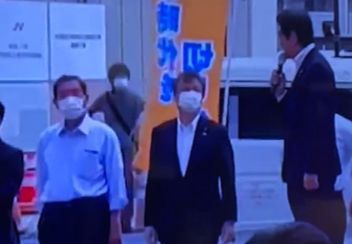 아베 신조 전 총리로 추정되는 한 남성을 현장에 있던 경호원들이 급히 옮기는 모습. [트위터 @Isamu15]