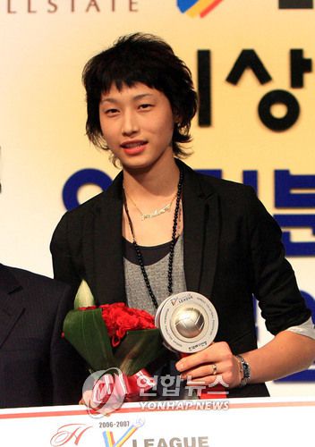 2007 배구 V리그 시상식 여자MVP(서울=연합뉴스) 성연재기자 = 6일 오후 잠실롯데호텔에서 열린 2007 배구  V리그 시상식에서 여자부문 MVP로 선정된 김연경이 포즈를 취하고 있다.  / 2007.4.6 /