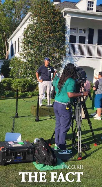 방송 인터뷰를 하는 안병훈을 뒤에서 '몰래' 찍은 사진. 일반 갤러리는 이곳에서도 휴대폰을 소지할 수 없다. / 안재형