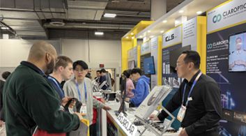 글로벌 기업 관계자들이 'CLARO AR'을 직접 살펴보며 설명을 듣고 있다. 사진=클레어옵틱 제공