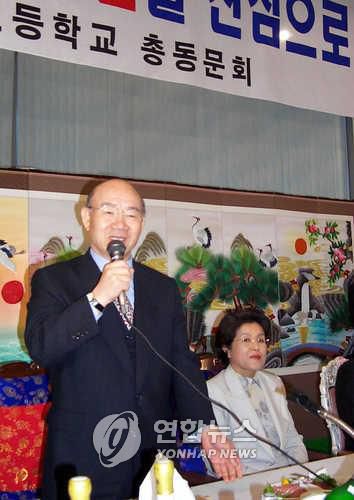 총동창회 만찬석상에서 인사하는 전두환[연합뉴스 자료사진]