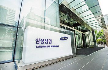 삼성생명이 환매가 연기된 국제 금 거래 관련 무역금융 사모펀드 투자자들에게 선지급을 결정했다. 최종 손실 등이 확정되지 않은 상태에서 50%를 먼저 투자자들에게 돌려주기로 한 것이다.