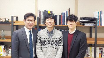 연구를 주도한 서울대학교 박정원 교수, 한양대학교 에리카 캠퍼스 전성호 박사, 한양대학교 에리카 캠퍼스 이원철 교수. [삼성전자 제공]