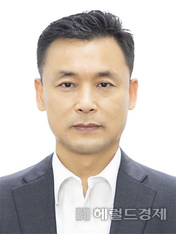 정 실장 내정자는 오 시장 시절인 2008년 1월부터 2009년 7월까지 시장 수행비서관을 지냈고, 2010년부터 2012년까지 청와대 민정수석비서관 행정관으로 근무했다. 이후 조직담당관, 역사문화재과장, 자산관리과장, 안전총괄과장, 언론담당관 등을 거쳤다. 그는 이명박 정부 때 청와대에 파견 근무한 이력으로 인해 박원순 전 시장 때는 크게 빛을 보지 못했다.