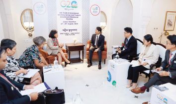 안덕근(오른쪽 네번째) 산업통상자원부 통상교섭본부장이 24일(현지시간) 인도 자이푸르 램바 팰리스호텔에서 캐서린 미국 무역대표부(USTR) 대표와 면담을 하고 있다. [산업통상자원부 제공]