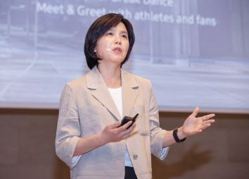 지구촌 최대 축제인 올림픽이 ‘삼성 갤럭시’를 입었다. 세계적인 건축가 장 누벨과 협업으로는 삼성 체험관이 디자인됐고, 올림픽·패럴림픽 참가 선수 1만7000여 명에는 갤럭시 Z 플립6 올림픽 에디션 등이 제공된다.