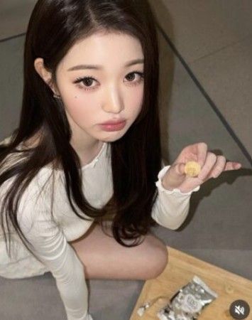 가수 장원영은 두바이 쫀득쿠키를 좋아하는 것으로 유명하다. 장원영 인스타그램