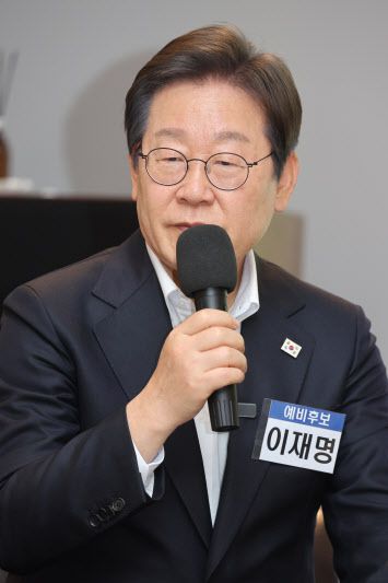 이재명 더불어민주당 대선 경선 후보가 24일 광주 전일빌딩245에서 김길자 문재학열사 어머니, 김송희 5.18유가족, 박선우 대학생, 강유정 윤파면촉구성명 문화인 등과 함께 참여해 간담회를 가졌다. (사진=뉴스1)
