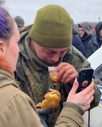 항복한 러 군인, 주민이 준 빵 먹으며 눈물 - 우크라이나 침공군으로 들어왔다가 항복한 러시아 군인이 우크라이나 주민들로부터 빵과 홍차를 받아먹으며 눈물을 흘리고 있다. 이 동영상이 어느 지역에서 촬영됐는지는 알려지지 않았다. /트위터
