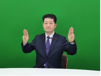 세손가락 경례하며 미얀마 민주화 운동 지지하는 민생당 배준현 후보[배준현 후보 제공·재판매 및 DB 금지]