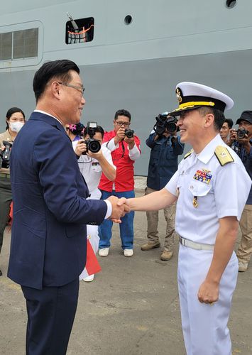 순항훈련전단 환영식(자카르타=연합뉴스) 박의래 특파원 = 10일(현지시간) 박태성 주인도네시아 대사가 강동구 순항훈련전단장(준장)과 악수하고 있다. 2022.10.11 laecorp@yna.co.kr