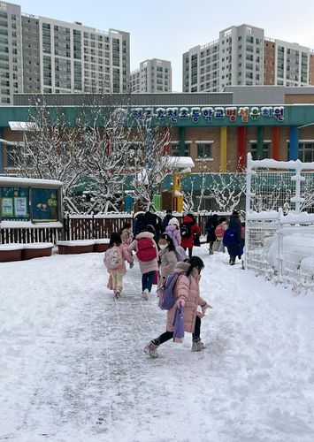 쌓인 눈에 신이 난 아이들(전주=연합뉴스) 김진방 기자