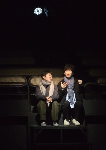 연극 '납골당 드라이브' 시연 장면(서울=연합뉴스) 16일 서울 대학로 선돌극장에서 열린 연극 '납골당 드라이브'의 시연 장면. 2025.10.16