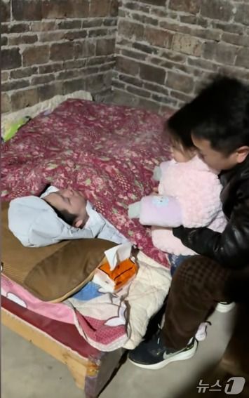 집에서 아내를 돌보고 있는 남편 덩씨 - 더우인 갈무리