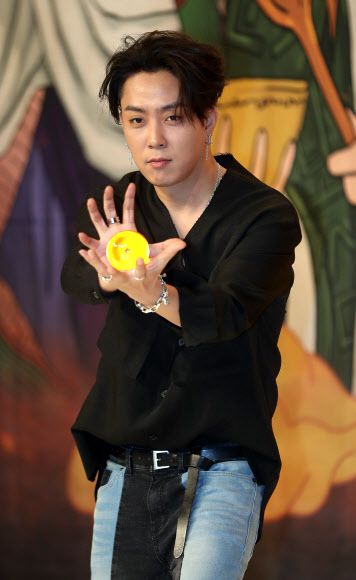 가수 은지원이 서울 영등포구 타임스퀘어에서 열림 tvN 신서유기4 제작발표회에서 자세를 취하고 있다. 2017.6.13 연합뉴스