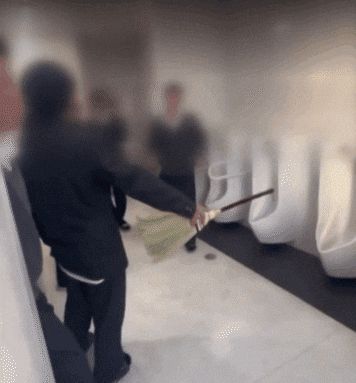 일본의 한 고등학교에서 한 학생이 다른 학생을 무차별 폭행하는 모습./엑스(옛 트위터)