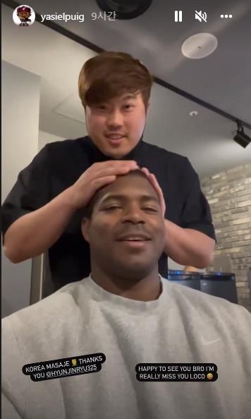 대전에서 다시 만난 류현진과 푸이그(서울=연합뉴스) 3일 대전에서 만난 류현진과 야시엘 푸이그가 밝은 표정으로 영상을 찍고 있다. [야시엘 푸이그 인스타그램 캡처. 재판매 및 DB금지]