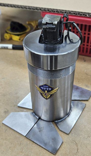 이덕규 경사(오른쪽)가 시제품 제조업체 관계자, 변리사와 출입문 신속 개방 장비에 대해 논의하고 있다. 3D설계 도면에 따라 제품이 나왔는지 확인하고 있다. 사진 이덕규 경사