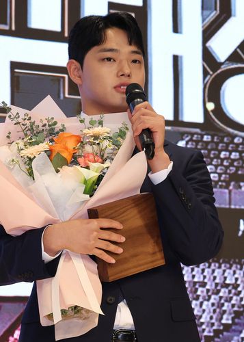 꽃다발 안은 문동주[일간스포츠 제공. 재판매 및 DB 금지]