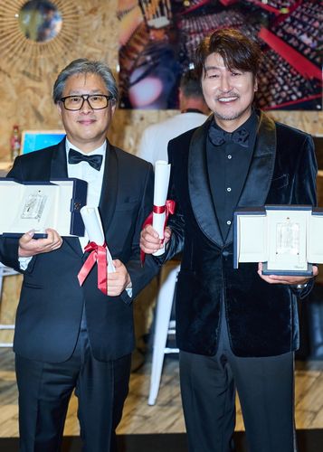 제75회 칸국제영화제에서 각각 감독상과 남우주연상을 받은 박찬욱, 송강호[CJ ENM 제공. 재판매 및 DB 금지]