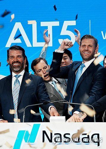 도널드 트럼프 주니어(맨 왼쪽)와 에릭 트럼프(맨 오른쪽).[로이터 연합뉴스 자료사진. 재배부 및 DB 금지]