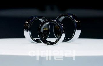 지난 2월 스페인 바르셀로나에서 열린 통신박람회 MWC 2024에 전시된 삼성전자 ‘갤럭시 링’ 실물. (사진=AFP연합뉴스)