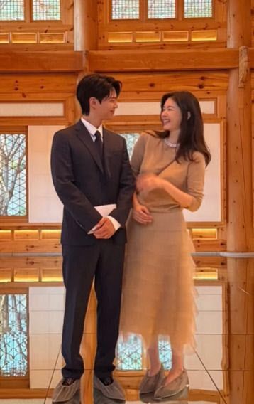 배우 박보검과 김희영 티앤씨재단 이사가 서울 종로구 삼청동 선혜원에서 기념 사진을 촬영하고 있다. (사진=김희영 인스타그램 캡처)