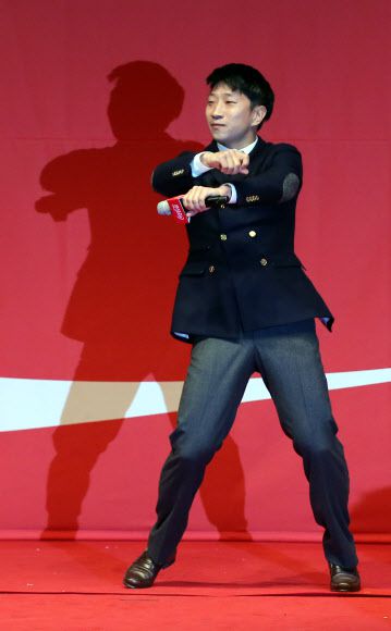 남자 스피드스케이팅 국가대표 이규혁이 12일 오전 서울 소공동 웨스턴조선호텔에서 열린 제19회 코카콜라 체육대상 시상식에서 공로상을 수상한 뒤 싸이의 강남스타일 곡에 맞춰 ’말춤’을 추고 있다. 연합뉴스