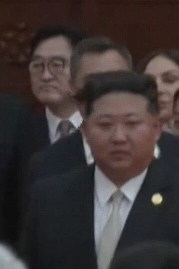 우원식 국회의장이 2025년 9월3일 베이징 톈안먼 망루(성루)에서 열병식을 참관하기 전 대기실에서 북한 김정은 국무위원장과 수인사를 나눴다고 국회의장실이 전했다. 연합뉴스