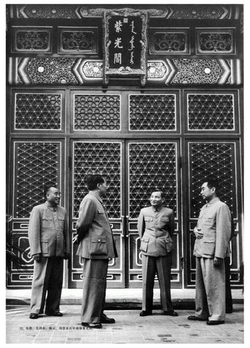 오른쪽부터 저우언라이, 주더, 마오쩌둥[아르테 제공. World History Archive / Alamy Stock Photo. 재판매 및 DB금지]