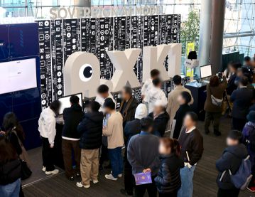 지난해 12월 30일 독자 AI 파운데이션 모델 1차 대국민 발표회에서 A.X K1 시연 부스에 관람객이 모여 있다. [SK텔레콤 제공]