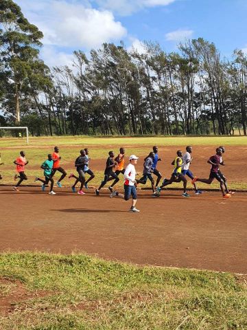 이윤희 파워스포츠과학연구소 대표가 2020년 2월 고지대에서의 마라토너신체변화 연구를 위해 케냐를 방문, 엘도렛대학에서 현지 마라톤 선수들과 훈련하고 있다./사진제공=이윤희