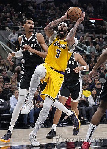 웸반야마(왼쪽)와 데이비스[AP=연합뉴스]