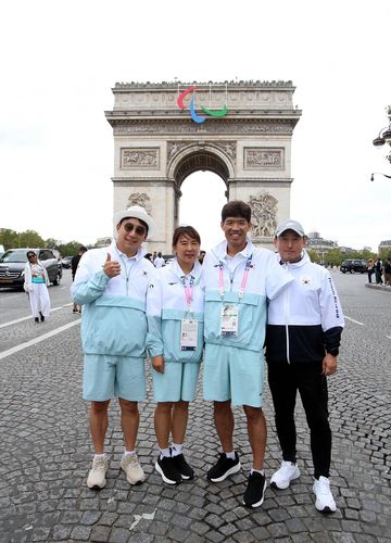 김황태와 '은인'(파리=연합뉴스) '철인' 김황태가 3일(현지시간) 프랑스 파리 개선문 앞에서 기념 촬영을 하고 있다. 왼쪽부터 김정호 트라이애슬론 대표팀 감독, 김진희 씨, 김황태, 문재홍 매니저. [대한장애인체육회 제공. 재판매 및 DB금지]