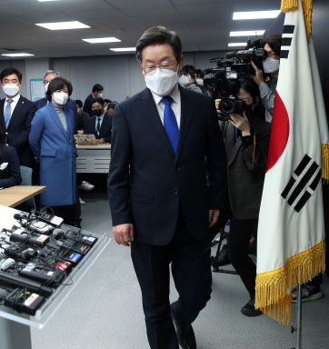 더불어민주당 이재명 대선 후보가 10일 새벽 서울 여의도 중앙당사에서 대선 패배 승복 선언을 하기 위해 발언대로 향하고 있다.(사진=연합뉴스)
