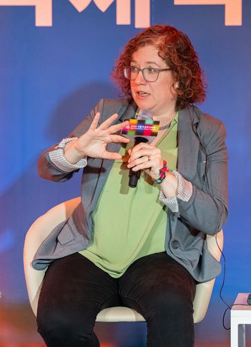 대담에서 발언하는 세라 핀스커미국 SF(과학소설) 작가 세라 핀스커가 14일 서울 종로구 그라운드서울에서 열린 2025 서울국제작가축제 대담 '보 이 는 것 보 다 (리얼)'에서 발언하고 있다. [한국문학번역원 제공. 재판매 및 DB 금지]