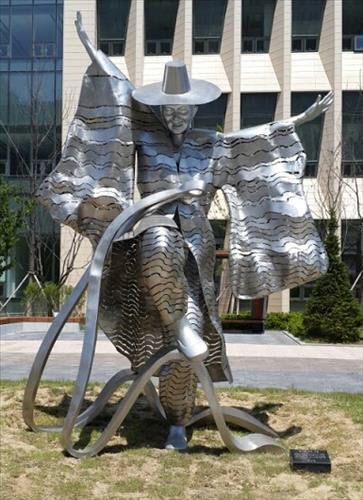 세종시 나성동 정부세종청사 국세청 앞에 설치된 '흥겨운 우리 가락' 조형물이 시민들에게 '저승사자'라 불리면서 철거됐다. /사진=연합뉴스