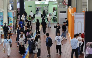 26일 오후 서울 성동구 에스팩토리에서 열린 2024 월드 웹툰 페스티벌을 찾은 관람객이 부스를 살피고 있다(사진=연합뉴스).