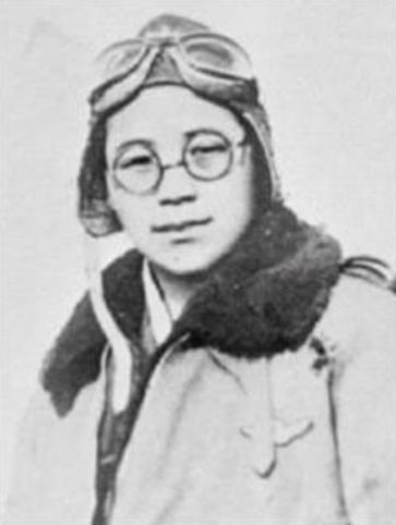 중국에서 비행사로 활약할 당시의 권기옥. 상해 임시정부 군자금 모집에 참여하다 상해로 망명한 권귀옥은 1925년 운남육군항공학교를 졸업, 비행사의 길을 걸었다./조선일보DB