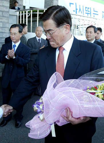 선거법 위반 확정 판결로 제주도청을 떠나며 눈물 감추는 우근민 전 제주지사[연합뉴스 자료 사진]