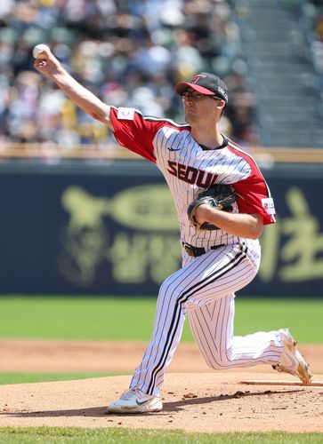 역투하는 코엔 윈(서울=연합뉴스) 코엔 윈이 4일 서울 잠실구장에서 열린 프로야구 SSG와 홈 경기에 선발 등판해 역투하고 있다. [LG 트윈스 제공. 재판매 및 DB금지]