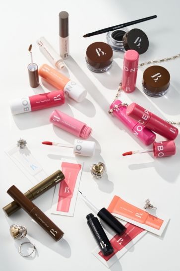 [서울=뉴시스] 토니모리 '본셉'은 여름철에 쓰기 좋은 '착-붙 메이크업' 제품을 지난 17일 선보였다.(사진=토니모리 제공) *재판매 및 DB 금지