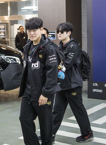 대기실 들어서는 T1 '구마유시' 이민형과 '제우스' 최우제    (서울=연합뉴스) 김주환 기자 = 19일 2023 리그 오브 레전드(LoL) 월드 챔피언십(롤드컵) 결승전을 앞두고 T1의 '구마유시' 이민형과 '제우스' 최우제가 차에서 내려 대기실로 들어가고 있다. 2023.11.19 jujuk@yna.co.kr