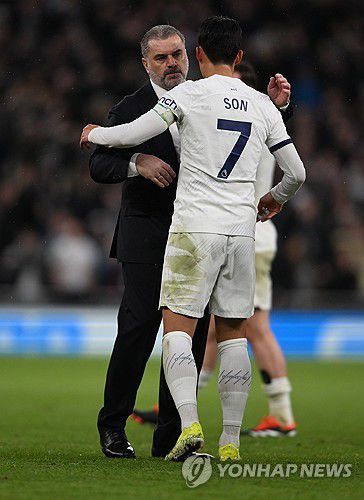손흥민과 포옹하는 안지 포스테코글루 감독[EPA=연합뉴스 자료사진]