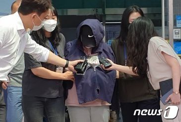 경남 남해에서 중학생 의붓딸을 폭행해 숨지게 한 계모가 25일 창원지방법원 진주지원에서 영장실질심사를 받기 위해 진주경찰서를 빠져 나가고 있다. 2021.6.25/뉴스1 © News1 한송학 기자