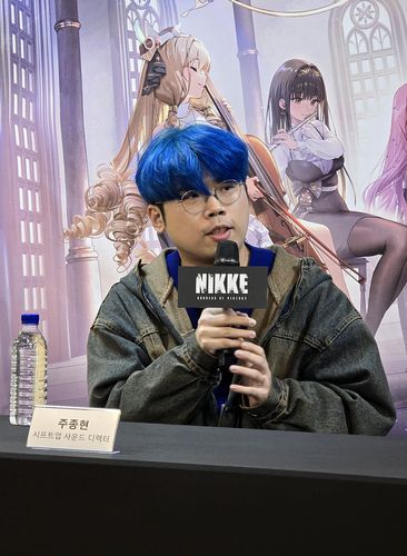 질문 답하는 '코스모그래프' 주종현 디렉터(서울=연합뉴스) 김주환 기자 = '코스모그래프' 주종현 시프트업 사운드 디렉터가 14일 서울 동대문구 경희대 평화의 전당에서 진행된 공동 인터뷰에서 취재진 질문에 답하고 있다. 2025.2.14 jujuk@yna.co.kr