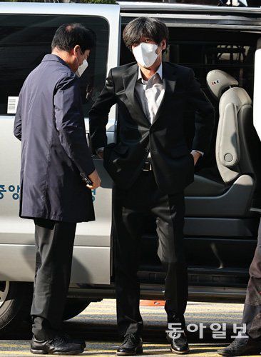 남욱 변호사가 3일 오후 구속 전 피의자 심문을 받기 위해 서울 서초구 중앙지방법원으로 출석하고 있다. 2021.11.03. 양회성 기자 yohan@donga.com