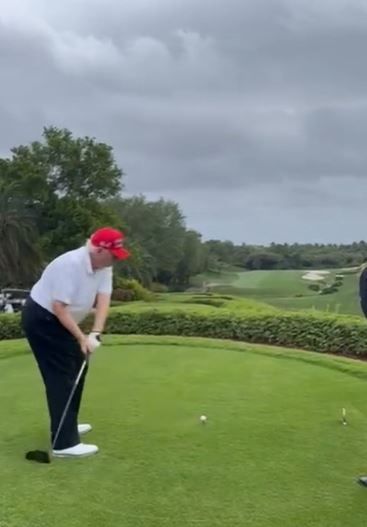 트럼프 대통령은 6일(현지시간) 자신이 보유한 SNS 플랫폼 트루스소셜에 골프 라운딩 모습을 공개했다. 트루스소셜 캡처