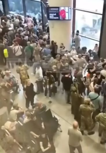 지난 주말 우크라이나군의 대규모 드론 공격 위협으로 러시아 전역의 항공편이 마비되면서 공항이 대혼란에 빠진 모습